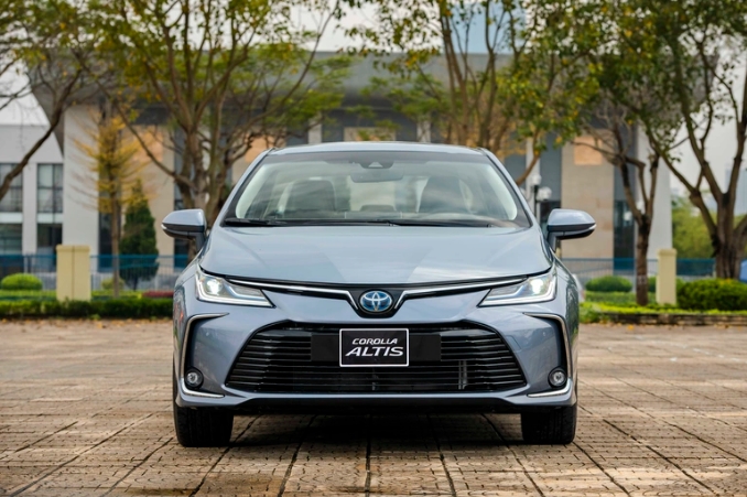 toyota-altis-hybrid-4