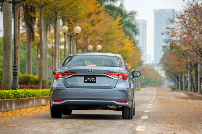 toyota-altis-hybrid-6